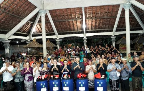 Wabup Bagus Alit Sucipta menghadiri dan memberi arahan saat Sosialisasi Pembuatan Teba Modern di Wantilan Pura Desa Desa Adat Darmasaba
