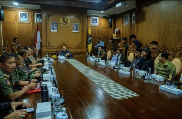 Wabup Bagus Alit Sucipta saat memimpin Rakor Forkopimda Badung di ruang pertemuan Nayaka Gosana I