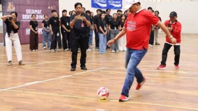 Wakil Bupati I Made Dirga melakukan tendangan pinalty menandai pembukaan Turnamen Futsal Antar SMA se-Bali Mahatma Cup 2026