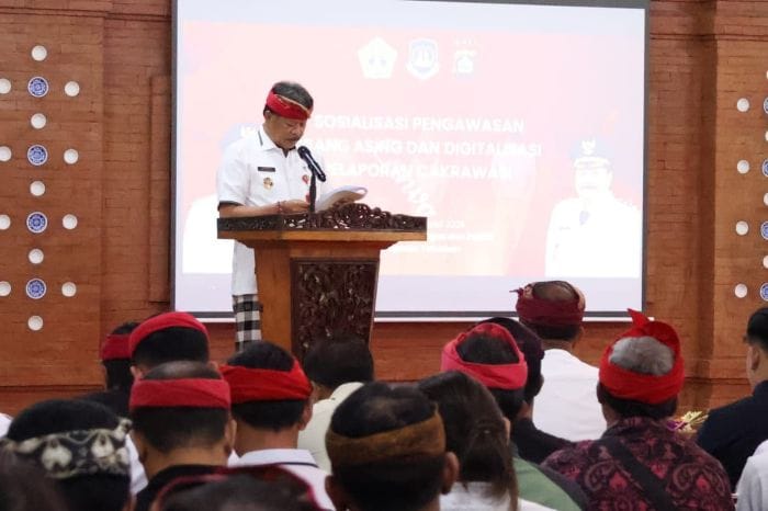 Wakil Bupati Tabanan I Made Dirga saat membuka Kegiatan Sosialisasi Pelaporan dan Pengawasan Digitalisasi Warga Negara Asing di Graha Yadnya Sanjayaning Singasana, Desa Adat Kota Tabanan
