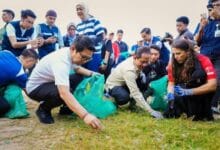 Menteri LH, Hanif Faisol Nurofiq dan Menteri Pariwisata, Widiyanti Putri Wardhana bersama Bupati Wayan Adi Arnawa serta Wabup Bagus Alit Sucipta saat Aksi Bersih Sampah Laut di Pantai Kedonganan, Kecamatan Kuta.j