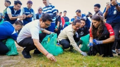 Menteri LH, Hanif Faisol Nurofiq dan Menteri Pariwisata, Widiyanti Putri Wardhana bersama Bupati Wayan Adi Arnawa serta Wabup Bagus Alit Sucipta saat Aksi Bersih Sampah Laut di Pantai Kedonganan, Kecamatan Kuta.j