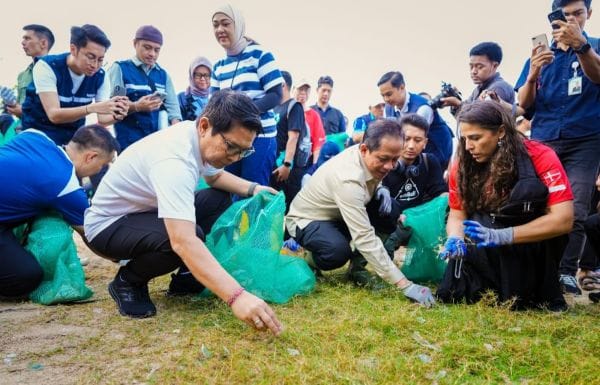 Menteri LH, Hanif Faisol Nurofiq dan Menteri Pariwisata, Widiyanti Putri Wardhana bersama Bupati Wayan Adi Arnawa serta Wabup Bagus Alit Sucipta saat Aksi Bersih Sampah Laut di Pantai Kedonganan, Kecamatan Kuta.j