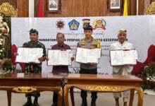 Penandatanganan Perpanjangan Nota Kesepakatan antara Pemerintah Provinsi Bali, Polda Bali, Korem 163/Wirastya dan Majelis Desa Adat Provinsi Bali tentang Pelaksanaan Sistem Pengamanan Lingkungan Terpadu Berbasis Desa Adat (Sipandu Beradat)