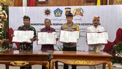 Penandatanganan Perpanjangan Nota Kesepakatan antara Pemerintah Provinsi Bali, Polda Bali, Korem 163/Wirastya dan Majelis Desa Adat Provinsi Bali tentang Pelaksanaan Sistem Pengamanan Lingkungan Terpadu Berbasis Desa Adat (Sipandu Beradat)