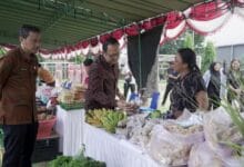 Wabup Bagus Alit Sucipta bersama Ketua WHDI Badung Nyonya Yunita Alit Sucipta membuka Pasar Murah dalam rangka menyambut Hari Raya Nyepi Caka 1948 dan Idul Fitri 1447 Hijriah di Lapangan Umum Pratu I Gusti Ngurah Jana, Kelurahan Sading