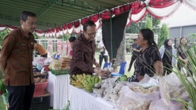 Wabup Bagus Alit Sucipta bersama Ketua WHDI Badung Nyonya Yunita Alit Sucipta membuka Pasar Murah dalam rangka menyambut Hari Raya Nyepi Caka 1948 dan Idul Fitri 1447 Hijriah di Lapangan Umum Pratu I Gusti Ngurah Jana, Kelurahan Sading