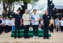 Bupati Adi Arnawa bersama Ketua TP PKK Ny. Rasniathi Adi Arnawa saat mengikuti Korve Aksi Bersih sampah di Pantai Jimbaran, Kelurahan Jimbaran, Kuta Selatan