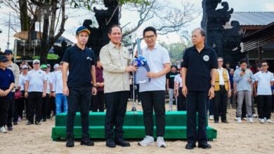 Bupati Adi Arnawa bersama Ketua TP PKK Ny. Rasniathi Adi Arnawa saat mengikuti Korve Aksi Bersih sampah di Pantai Jimbaran, Kelurahan Jimbaran, Kuta Selatan