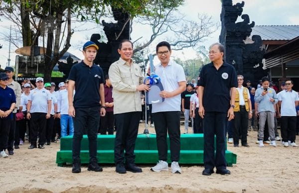 Bupati Adi Arnawa bersama Ketua TP PKK Ny. Rasniathi Adi Arnawa saat mengikuti Korve Aksi Bersih sampah di Pantai Jimbaran, Kelurahan Jimbaran, Kuta Selatan