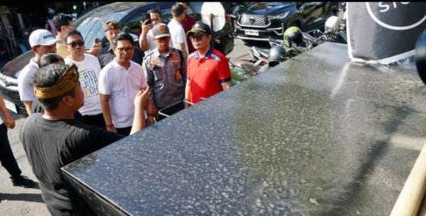 Bupati Adi Arnawa meninjau Aksi Percepatan Pengelolaan Sampah Berbasis Sumber di Kecamatan Kuta Utara