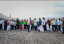 Bupati Adi Arnawa saat memimpin langsung kegiatan gotong-royong pembersihan lingkungan (korve) di kawasan Pantai Munggu, Mengwi