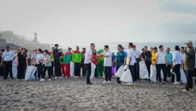 Bupati Adi Arnawa saat memimpin langsung kegiatan gotong-royong pembersihan lingkungan (korve) di kawasan Pantai Munggu, Mengwi
