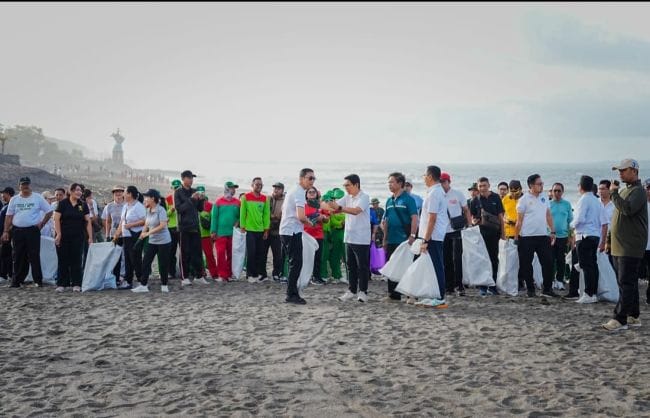 Bupati Adi Arnawa saat memimpin langsung kegiatan gotong-royong pembersihan lingkungan (korve) di kawasan Pantai Munggu, Mengwi