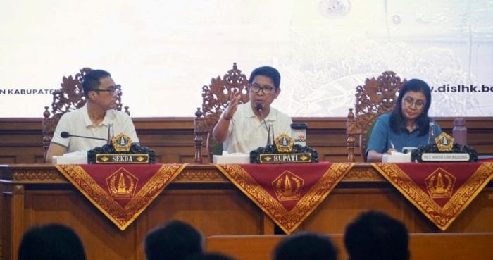 Bupati Adi Arnawa saat memimpin rapat Laporan Pendataan ASPER PSBS di Kabupaten Badung, periode 8-12 Maret 2026 di Puspem Badung