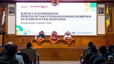 Bupati Adi Arnawa saat mengikuti Rakor Percepatan Penanganan Persampahan di Kabupaten Badung yang dipimpin langsung Gubernur Bali Wayan Koster di Puspem Badung