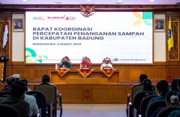 Bupati Adi Arnawa saat mengikuti Rakor Percepatan Penanganan Persampahan di Kabupaten Badung yang dipimpin langsung Gubernur Bali Wayan Koster di Puspem Badung