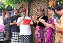 Bupati Sanjaya menyerahkan dokumen administrasi Semara Ratih pada pasangan mempelai