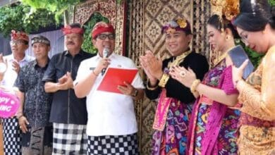 Bupati Sanjaya menyerahkan dokumen administrasi Semara Ratih pada pasangan mempelai