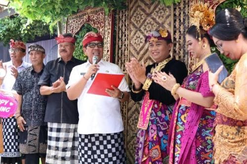 Bupati Sanjaya menyerahkan dokumen administrasi Semara Ratih pada pasangan mempelai
