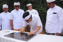 Bupati Wayan Adi Arnawa menandatangani prasasti saat Upacara melaspas tempat melasti Desa Adat Abiansemal