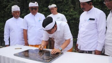 Bupati Wayan Adi Arnawa menandatangani prasasti saat Upacara melaspas tempat melasti Desa Adat Abiansemal