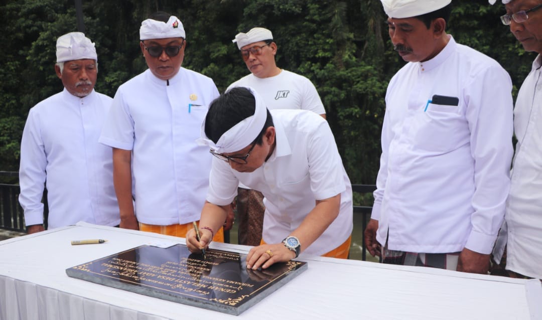 Bupati Wayan Adi Arnawa menandatangani prasasti saat Upacara melaspas tempat melasti Desa Adat Abiansemal