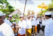 Bupati Wayan Adi Arnawa saat menghadiri upacara Melaspas, Matur Piuning, dan Nyukat Genah di Pura Luhur Uluwatu