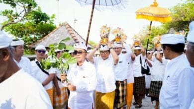 Bupati Wayan Adi Arnawa saat menghadiri upacara Melaspas, Matur Piuning, dan Nyukat Genah di Pura Luhur Uluwatu