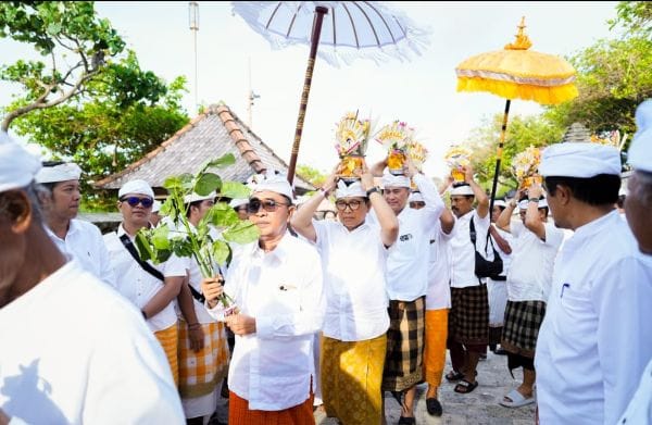 Bupati Wayan Adi Arnawa saat menghadiri upacara Melaspas, Matur Piuning, dan Nyukat Genah di Pura Luhur Uluwatu
