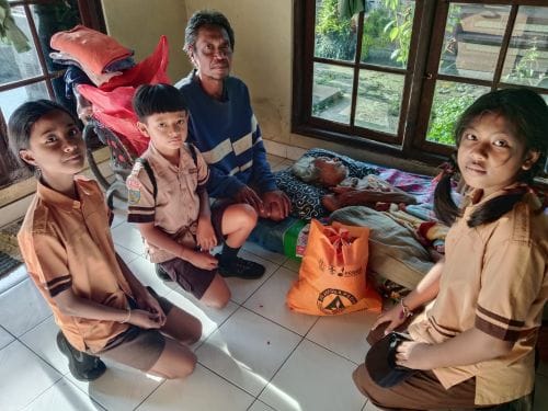 Karya Bakti 2026 Gerakan Pramuka Kwartir Cabang Badung, salurkan 100 paket sembako disalurkan kepada warga kurang mampu