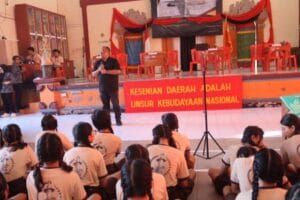 Kepala Badan Kesbangpol I Putu Dian setiawan memberikan pemahana tentang demokrasi sejak dini pada siswa SMPN I Tabanan
