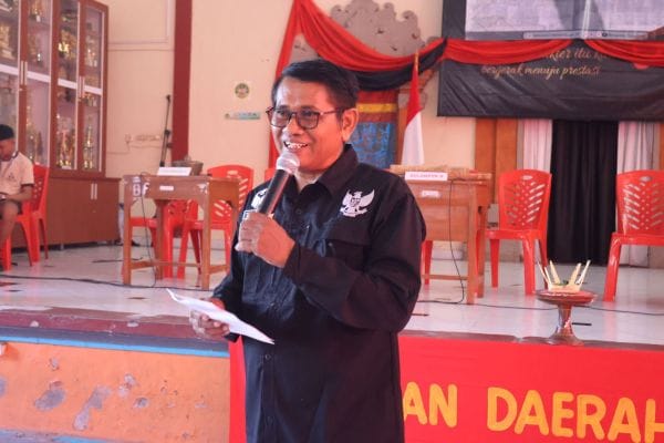 Ketua Bawaslu Tabanan I Ketut Narta memberikan literasi tentang politik sejak dini kepada siswa SMPN I Tabanan