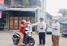 Ketua Bawaslu Tabanan dan jajaran berbagi takjil