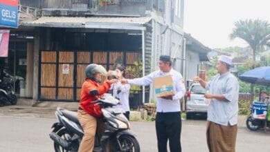 Ketua Bawaslu Tabanan dan jajaran berbagi takjil