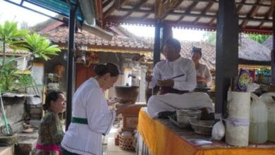 Ketua WHDI Kabupaten Badung, Ny. Yunita Alit Sucipta saat melaksanakan kegiatan Tali Kasih kepada para Sulinggih se-Kabupaten Badung