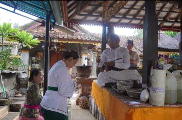 Ketua WHDI Kabupaten Badung, Ny. Yunita Alit Sucipta saat melaksanakan kegiatan Tali Kasih kepada para Sulinggih se-Kabupaten Badung