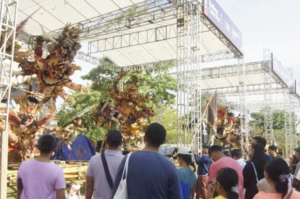 Masyarakat antusias menyaksikan ogoh-ogoh yang ditampilkan pada Badung Caka Fest 2026