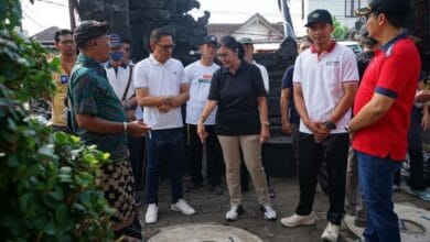 Plt. Kepala Dinas Lingkungan Hidup dan Kebersihan (DLHK) Kabupaten Badung Made Rai Warastuthi saat mengecek salah satu teba modern milik warga