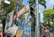 Satuan Polisi Pamong Praja Kabupaten Tabanan menertibkan papan reklame yang dinilai melanggar aturan di wilayah Kecamatan Tabanan dan Kecamatan Kediri