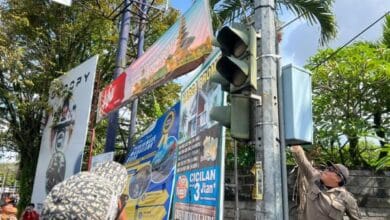 Satuan Polisi Pamong Praja Kabupaten Tabanan menertibkan papan reklame yang dinilai melanggar aturan di wilayah Kecamatan Tabanan dan Kecamatan Kediri