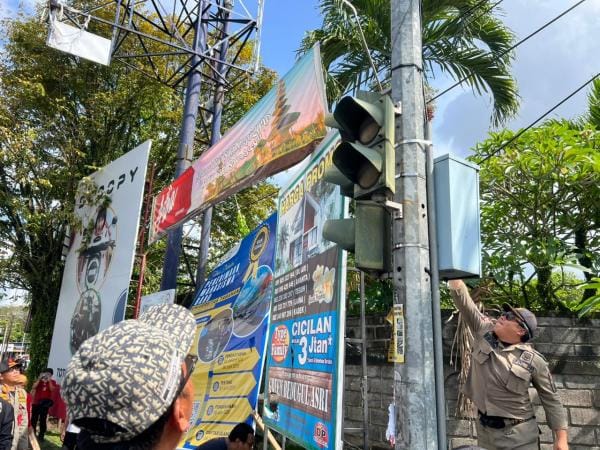 Satuan Polisi Pamong Praja Kabupaten Tabanan menertibkan papan reklame yang dinilai melanggar aturan di wilayah Kecamatan Tabanan dan Kecamatan Kediri