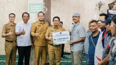 Bupati Adi Arnawa bersama Wabup Bagus Alit Sucipta secara simbolis menyerahkan Bantuan Sosial keagamaan sebesar Rp. 2 Juta Per KK Menjelang Hari Raya Idul Fitri kepada masyarakat yang beragama Islam, di Musholla Nurul Hikmah, Banjar Kwanji, Desa Dalung, Kuta Utara