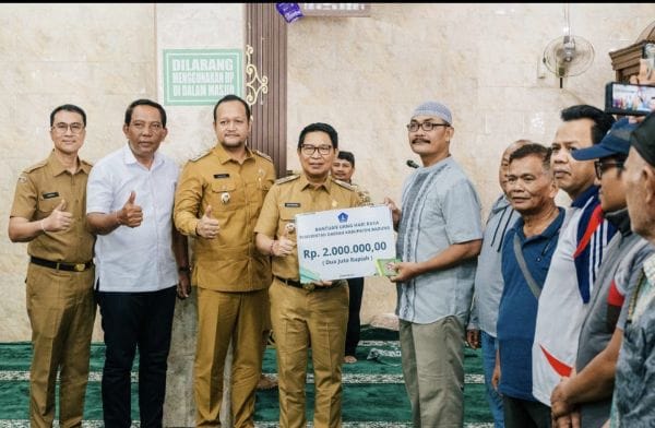 Bupati Adi Arnawa bersama Wabup Bagus Alit Sucipta secara simbolis menyerahkan Bantuan Sosial keagamaan sebesar Rp. 2 Juta Per KK Menjelang Hari Raya Idul Fitri kepada masyarakat yang beragama Islam, di Musholla Nurul Hikmah, Banjar Kwanji, Desa Dalung, Kuta Utara