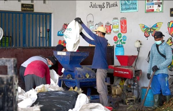 Bupati Adi Arnawa bersama Gubernur Wayan Koster saat mendampingi kunjungan kerja Menteri Lingkungan Hidup/Kepala BPLH Hanif Faisol Nurofiq dalam peninjauan pengelolaan sampah berbasis masyarakat di Kabupaten Badung