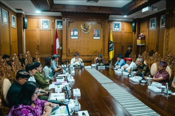 Wabup Badung Bagus Alit Sucipta saat memimpin Rapat Koordinasi HLM TPID Kabupaten Badung di Ruang Nayaka Gosana I, Puspem Badung
