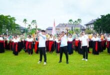 Wabup Bagus Alit Sucipta bersama Ketua DPRD Badung I Gusti Anom Gumanti membuka Porsenijar Kabupaten Badung Tahun 2026 yang ditandai dengan pelepasan panah di Lapangan Puspem Badung