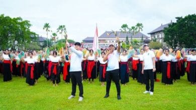 Wabup Bagus Alit Sucipta bersama Ketua DPRD Badung I Gusti Anom Gumanti membuka Porsenijar Kabupaten Badung Tahun 2026 yang ditandai dengan pelepasan panah di Lapangan Puspem Badung