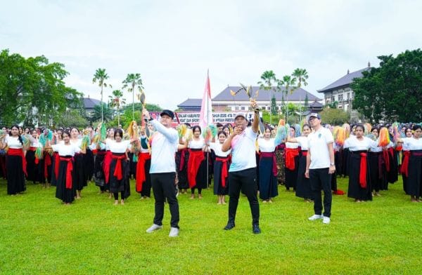 Wabup Bagus Alit Sucipta bersama Ketua DPRD Badung I Gusti Anom Gumanti membuka Porsenijar Kabupaten Badung Tahun 2026 yang ditandai dengan pelepasan panah di Lapangan Puspem Badung