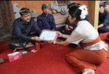 Wabup Bagus Alit Sucipta menyerahkan penghargaan tertib administrasi pengurusan akte kematian di Banjar Tiying Tutul, Desa Pererenan, Kecamatan Mengwi